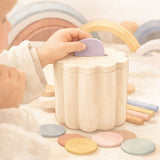 Sorteringslegetøj fra Mushie – mønter og rør i forskellige farver