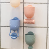 Pour & Play badelegetøj – kopper sat på badekarrets væg