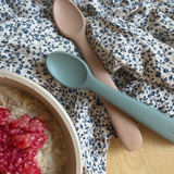 2-pak Mushie babyskeer – ergonomiske skeer i blødt materiale