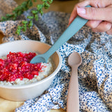 Mushie spiseskeer i blød silikone – perfekte til første skemad