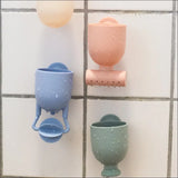 Pour & Play badelegetøj – kopper sat på badekarrets væg