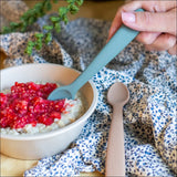 Mushie spiseskeer i blød silikone – perfekte til første skemad