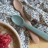 2-pak Mushie babyskeer – ergonomiske skeer i blødt materiale