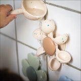 Mushie Water Wheel badelegetøj – roterende hjul med sugekop