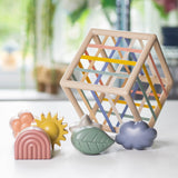 Baby leger med Mushie Elastic Shape Sorter og træner finmotorik
