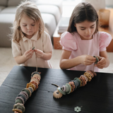 Mushie perlesæt med 54 farverige perler og 4 snore