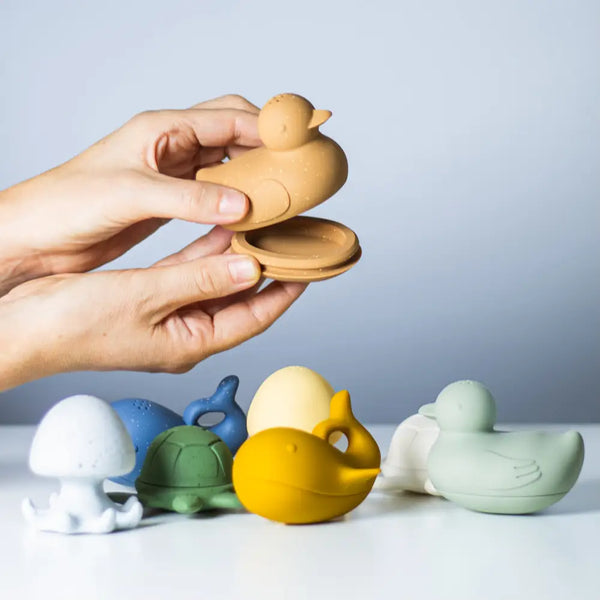 Åbne badelegetøjsdyr – kan skilles ad og fyldes med vand