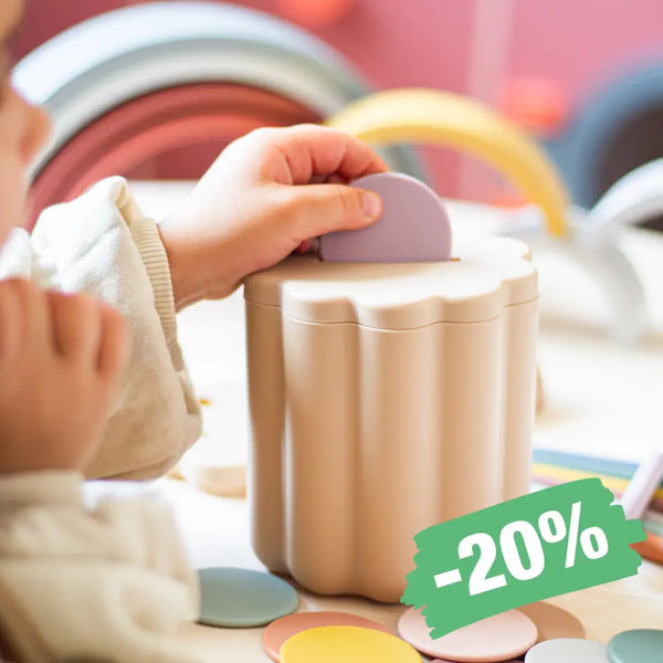 Sorteringslegetøj fra Mushie – mønter og rør i forskellige farver