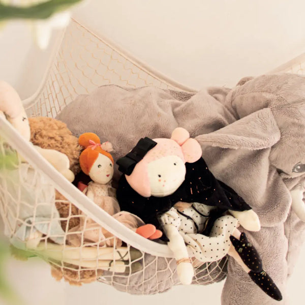 Hængekøje til bamser – pladsbesparende opbevaring i hjørnet