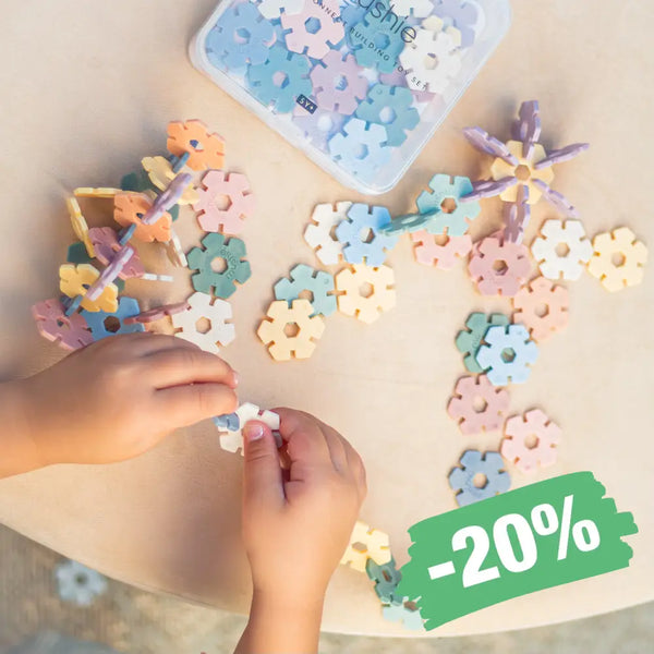 Sekskantede byggebrikker sat sammen i mønster – kreativ leg for børn