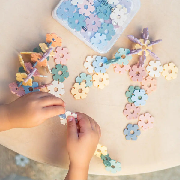 Sekskantede byggebrikker sat sammen i mønster – kreativ leg for børn