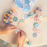 Sekskantede byggebrikker sat sammen i mønster – kreativ leg for børn