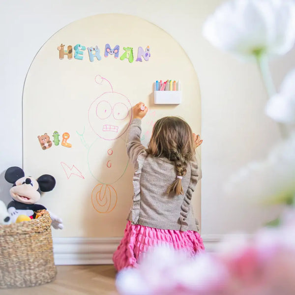 Magnettavle til børneværelse – brug alle slags magneter