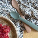 2-pak Mushie babyskeer – ergonomiske skeer i blødt materiale