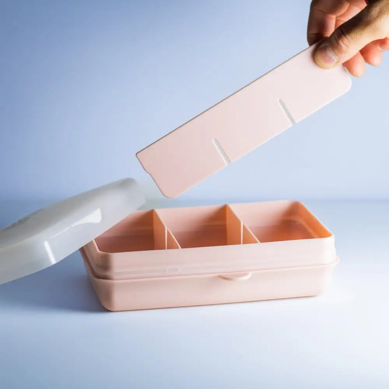 Snackle Box fra Melii – rumdelt snackboks med aftagelige skillevægge