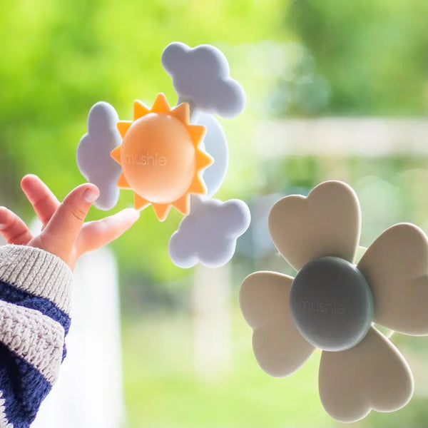 Mushie Suction Spinner – sanselegetøj med sugekop til baby