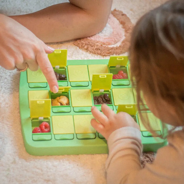 Fred snackboks med vendespil – snackboks og leg i ét