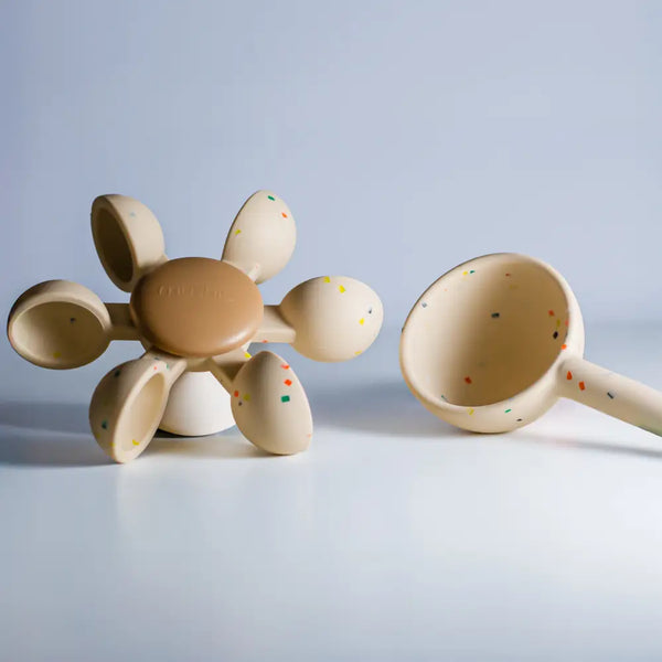 Badelegetøj fra Mushie – vandhjul til sanseleg i badet