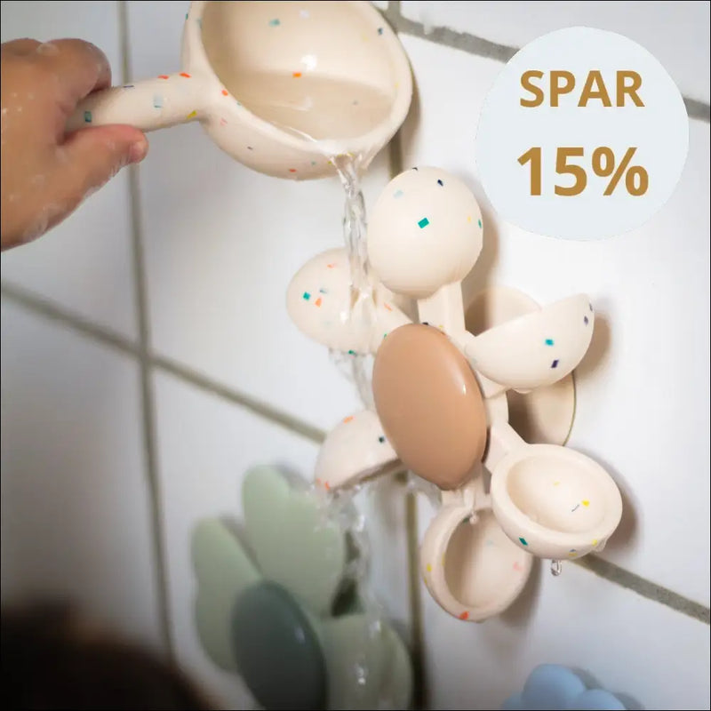 Mushie Water Wheel badelegetøj – roterende hjul med sugekop